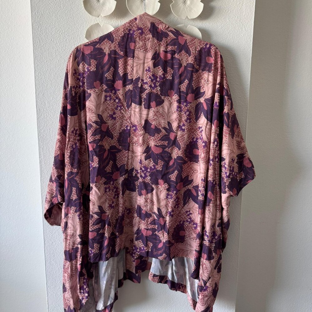 Greek Boutique Floral Kimono – One Size – Resort Boho Wrap - Picture 6 of 6